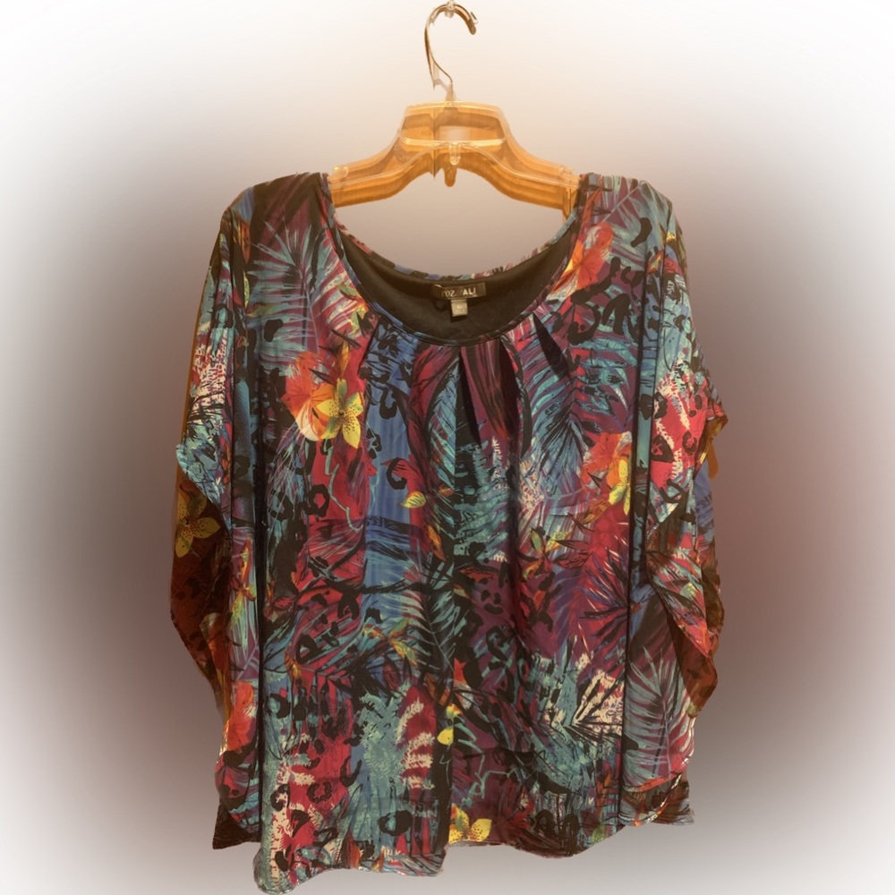 Nice Comfortable summer top with built in black tank. Loose fit